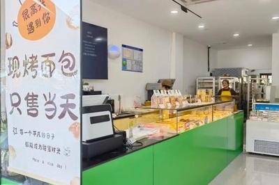 蛋黄酥、现烤吐司、奶油小方…金山这家工厂店只售当天现做！面包控的天堂